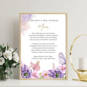 Puede incluir: Una impresión enmarcada con borde dorado presenta un poema para el Día de la Madre. El texto está sobre un fondo de acuarela suave con ilustraciones florales y de mariposas en tonos morados, rosas y blancos. El texto "A Mother's Day without Mum" está en la parte superior.