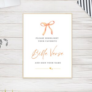 Peut inclure: Une affiche rectangulaire blanche avec un nœud aquarelle couleur pêche en haut. Le texte indique : PLEASE HIGHLIGHT YOUR FAVORITE Bible Verse AND SIGN YOUR NAME. Sous le texte se trouve une ligne horizontale avec deux petits cœurs jaunes.