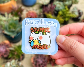 Emaille pin Stuffie Mode | Grappige meme-reversspeld