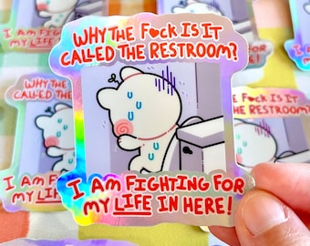 Puede incluir: Una pegatina holográfica con una ilustración de dibujos animados de un animal blanco con la nariz rosa y los ojos azules. El animal está en un puesto de baño con el texto "WHY THE Fock IS IT CALLED THE RESTROOM?" y "I AM FIGHTING FOR MY LIFE IN HERE!"