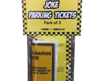 以下が含まれることがあります： 黄色と黒のジョーク駐車券3枚パック。チケットには「Charge Ice」と「Authorised Not Remove Or This Ticket」と書かれています。