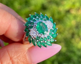 Anillo llamativo de oro blanco de 18 quilates con esmeralda y diamantes