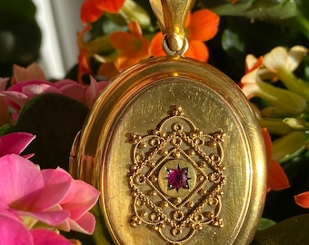 Antique Victorian 15ct gold Natural ruby pendant locket