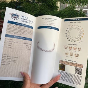 Pode incluir: Um certificado do World Gemological Institute detalha um colar de ouro branco com p&eacute;rolas cultivadas dos mares do Sul e diamantes. O colar tem um peso total de 118,50 gramas. O certificado inclui escalas de classifica&ccedil;&atilde;o para a cor e a superf&iacute;cie das p&eacute;rolas.