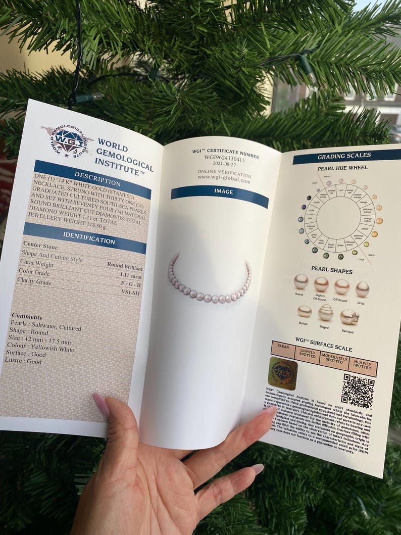 Pode incluir: Um certificado do World Gemological Institute detalha um colar de ouro branco com p&eacute;rolas cultivadas dos mares do Sul e diamantes. O colar tem um peso total de 118,50 gramas. O certificado inclui escalas de classifica&ccedil;&atilde;o para a cor e a superf&iacute;cie das p&eacute;rolas.