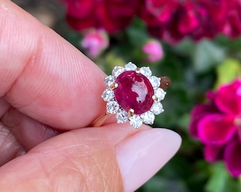 18k Gold Ruby Diamond Ring: Cabochon Gemstone, Size 5.75