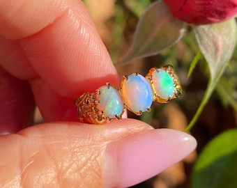 Vintage 18kt gouden opaalring: Engels ontwerp met drie stenen
