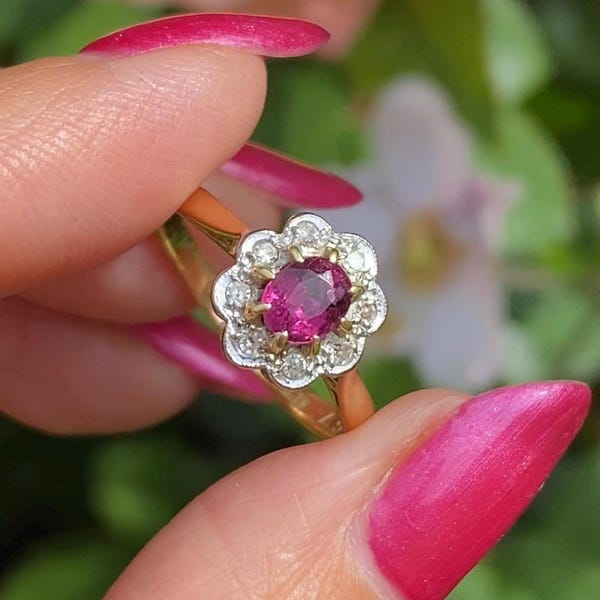 Anillo británico de oro de 18 quilates con rubí natural y diamantes