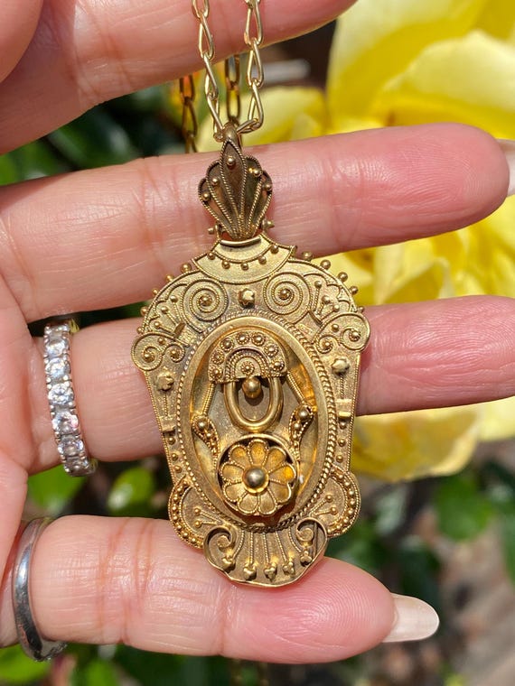 Antique Victorian 15ct gold Etruscan c.1870 pendant locket