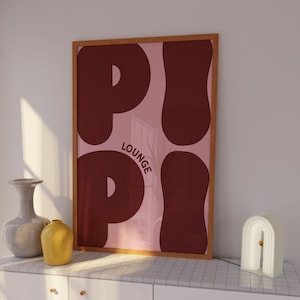 Pu&ograve; includere: Una stampa incorniciata con sfondo rosa e la parola "P.I.P.I. LOUNGE" in grandi lettere rosse stilizzate.