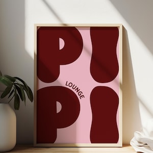 Pu&ograve; includere: Una stampa incorniciata con uno sfondo rosa e la parola "Lounge" in testo bianco. La parola "PiPi" &egrave; scritta in grandi lettere rotonde rosse.