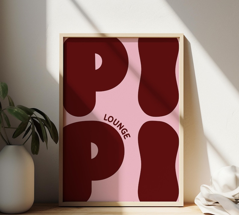 Pu&ograve; includere: Una stampa incorniciata con uno sfondo rosa e la parola "Lounge" in testo bianco. La parola "PiPi" &egrave; scritta in grandi lettere rotonde rosse.