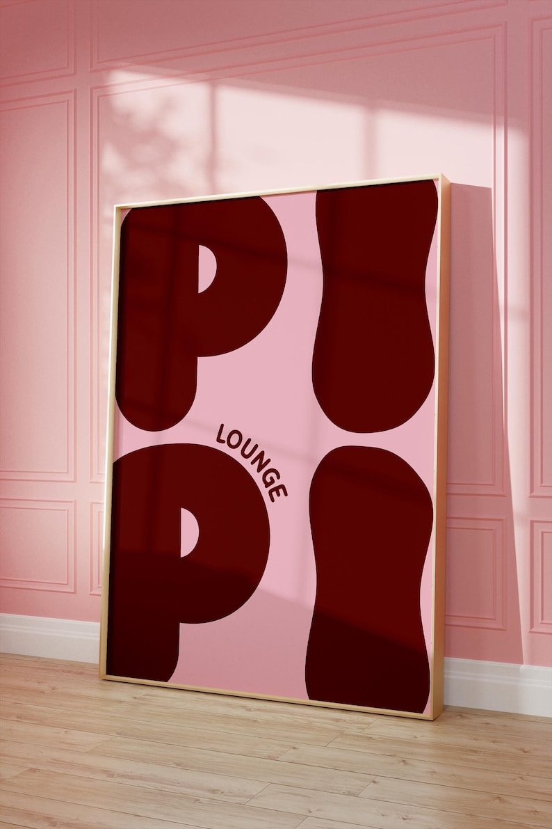 Pu&ograve; includere: Una stampa incorniciata con sfondo rosa e lettere marroni. Le lettere "Pi" sono grandi e stilizzate, con la parola "Lounge" sotto.