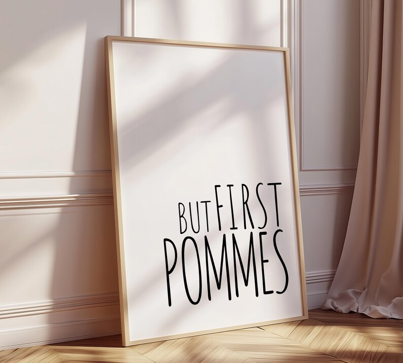 Może przedstawiać: Wydruk w ramie z białym tłem i czarnym tekstem, kt&oacute;ry brzmi "But first, pommes".