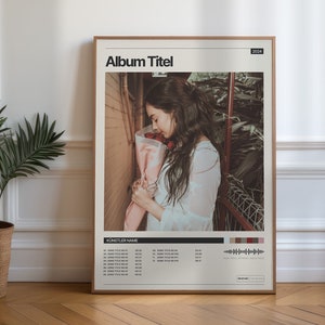 May include: A minimalist album cover design featuring a woman holding a bouquet of pink roses. The album title is "Album Titel" and the artist name is "Künstler Name". The cover also includes a tracklist and a waveform graphic.