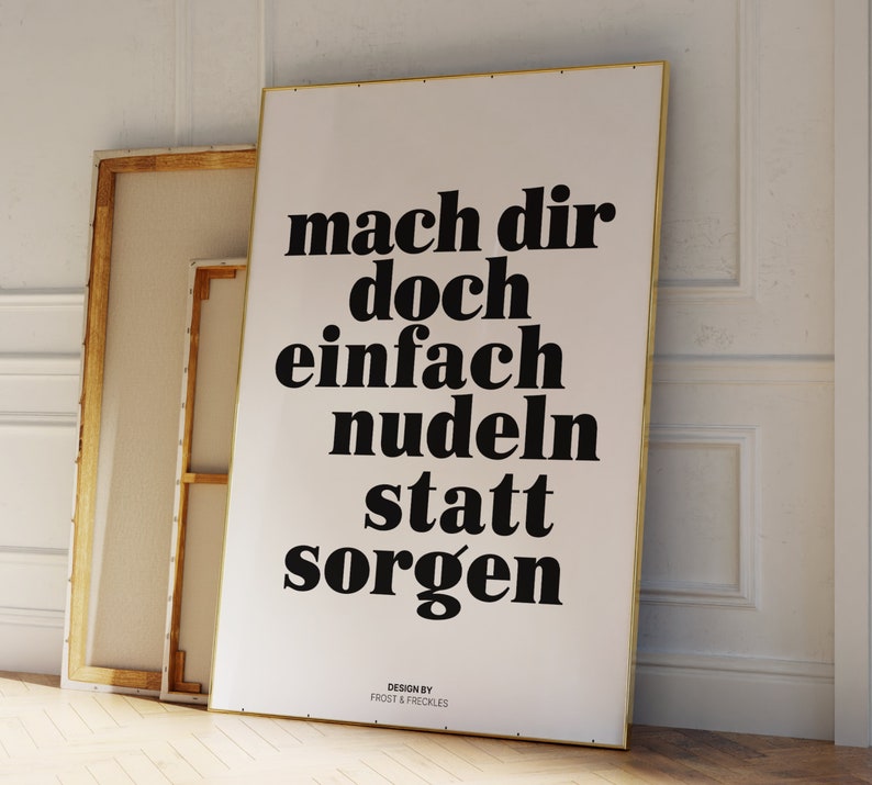 Pu&ograve; includere: Un poster bianco con testo nero che recita "mach dir doch einfach nudeln statt sorgen" e il testo "DESIGN BY FROST & FRECKLES" in basso.