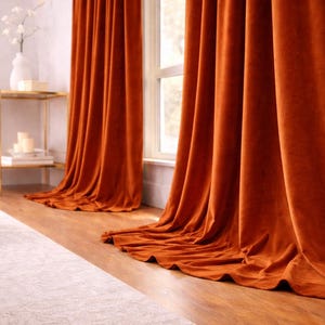 Puede incluir: Un juego de tres tazas de cerámica con un acabado moteado y mate. Las tazas son de color crema, gris claro y gris oscuro. Cada taza tiene un diseño simple y minimalista.