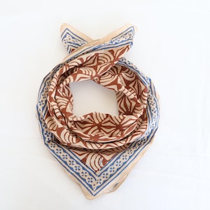 Hand Block Print Baumwolle Bandana Schal: Natürliche Färbung, Bunte Bordüre