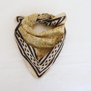 Handblock gemustertes Baumwoll Bandana Tuch: Floral Kopftuch, Naturfärbung (54 x 58 cm)