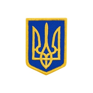 Op de afbeelding: Een blauwe en gouden geborduurde patch met het Oekraïense wapen, een drietand.