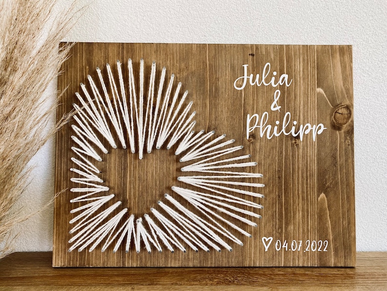 Hochzeitsgeschenk Holz Fadenbild Nagelbild Herz personalisiert Bild 1