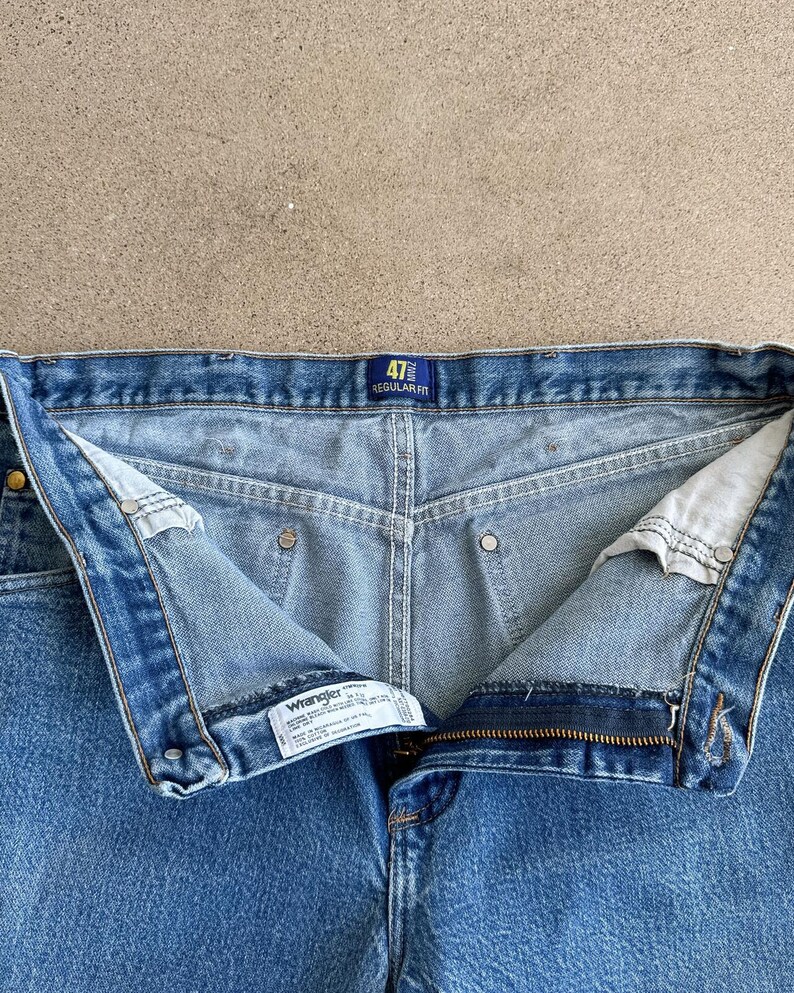 Jeans Wrangler 47MWZ vintage anni 2000, gamba dritta, taglia 35, taglio cowboy, effetto sbiadito e usurato, stile western immagine 2