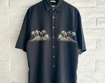 Camisa hawaiana vintage de los años 2000, color negro, talla L para hombre, con estampado de palmeras y piñas.