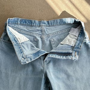 Vintage 2000s Wrangler Jeans Relaxed Straight Leg Men's 32 Light Wash Faded image 2