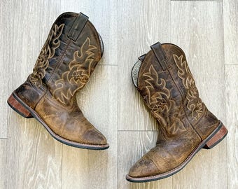 Bottes de cowboy Laredo vintage des années 2000 en cuir marron pour femmes 9,5 cowgirl à bout carré