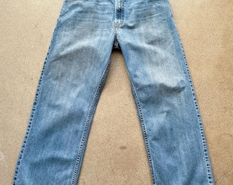Jeans Levi's 569 vintage de los años 2000, estilo Y2K, holgados, talla 34 para hombre, lavado medio, desgastados.