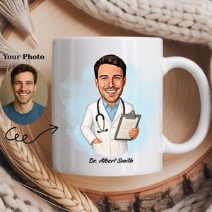 Gepersonaliseerde Super Doctor mok cartoon portret, karikatuurtekening mannelijke arts van foto, unieke dokter koffiekopje