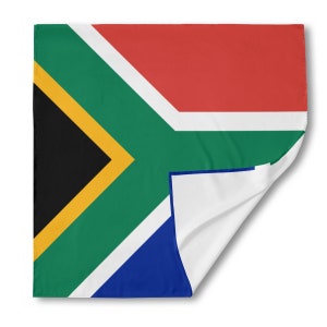 Könnte beinhalten: Eine südafrikanische Flagge aus Stoff mit weißem Hintergrund und den Farben Rot, Gelb, Grün und Blau. Die Flagge ist auf der rechten Seite umgeklappt, wodurch ein weißer Hintergrund sichtbar wird.