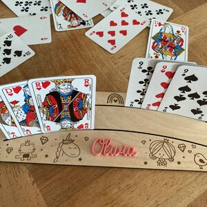 Spielkartenhalter aus Holz mit personalisiertem Namen – Märchenthema Prinzessin Einhorn