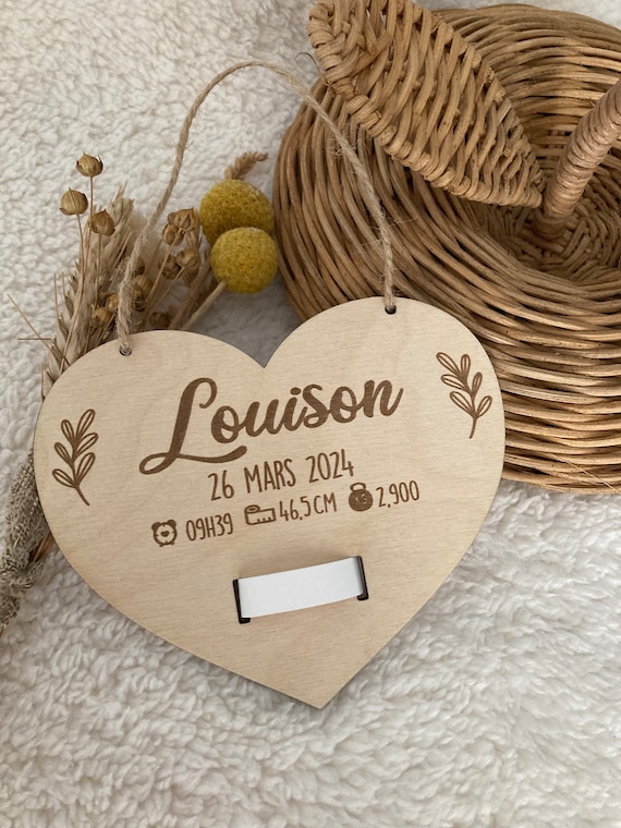 Wooden birth bracelet holder - heart-shaped with personalized first name - to hang or place.