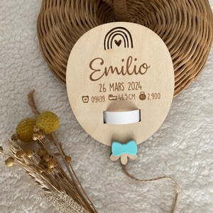 Porte bracelet de naissance en bois - en forme de ballon  avec prénom personnalisé - à accrocher.