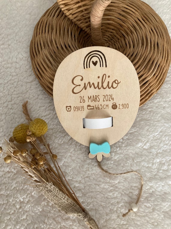 Wooden birth bracelet holder - balloon-shaped with personalized first name - to hang.