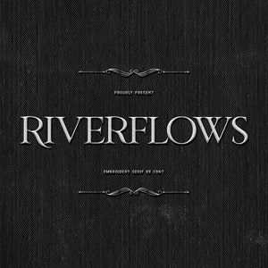 Op de afbeelding: Een zwart-witte afbeelding van het woord "Riverflows" in een decoratief schreeflettertype. De tekst wordt gepresenteerd als een borduur-schreeflettertype en de woorden "Proudly Present" en "Embroidery Serif by Font" zijn ook in de afbeelding opgenomen.