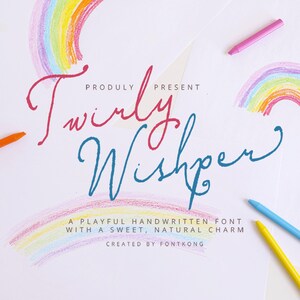 Puede incluir: Un diseño de fuente manuscrita lúdica con el texto "Twirly Wishper" en escritura cursiva roja y azul. La imagen incluye dibujos de arcoíris con crayones de colores y crayones esparcidos alrededor del texto. La fuente se describe como de encanto dulce y natural.
