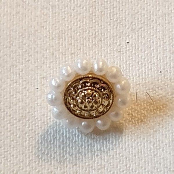 Knopf Klein Weiss Perlen Plastik Emblem Metall Button Petites perles blanches Emblème en plastique en métal