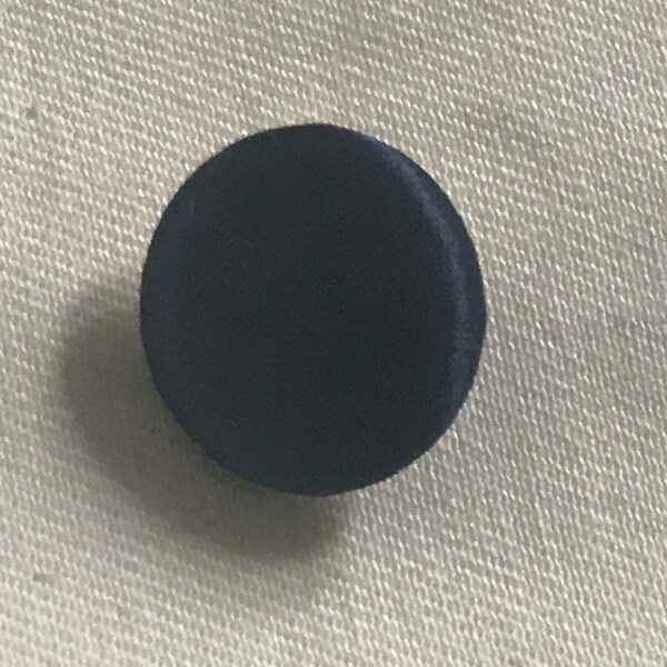 Knopf Dunkelblau Von Hand Bezogen Seide Button Dark Blue Hand Sourced Silk
