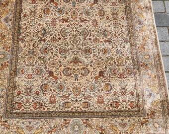 Tapete de seda vintage Kayseri: Tapete turco de 5x8 com cena de caça.