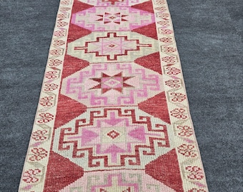 Tapete turco vintage: tapete de lã rosa e vermelha para corredor, 2'6" x 6'3"