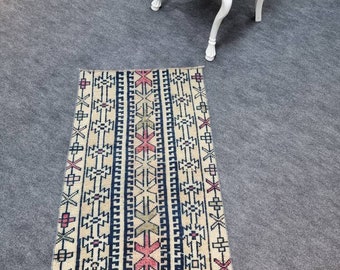 Handgewebter Anatolischer Teppich mit geometrischen Akzenten (90x100)