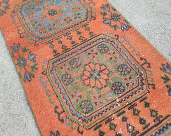 Tapis de passage d'entrée en laine fait main : médaillon tribal rouge brûlé, 2'6"x18'8"