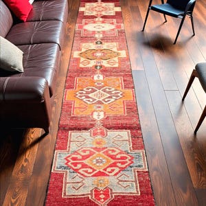 Alfombra de pasillo marroquí vintage de lana tribal de 2 x 12 pies.