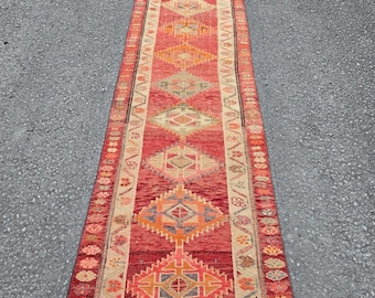 Vintage türkische Wollläufer: Langer, schmaler, gedämpfter roter geometrischer Teppich Flurteppich (2'8 "x 10'8"