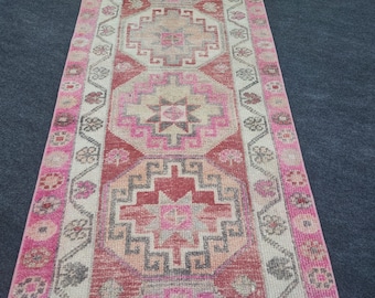 Handgewebter Wollteppich: Geometrischer Flurteppich in Pfirsich, Rosa, Grün