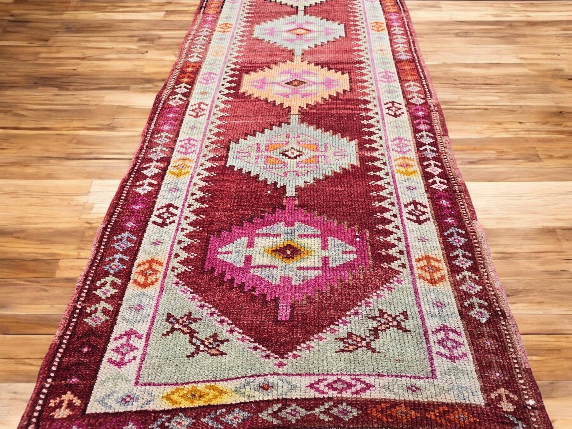 ヴィンテージトルコウールランナーラグ：ピンクの幾何学模様の階段