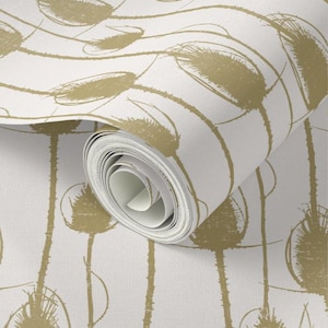 Puede incluir: Un rollo de papel tapiz con fondo blanco y un patrón repetitivo de ilustraciones botánicas doradas en forma de cardos espinosos. El diseño incluye tallos largos y delgados y cabezas de semillas ovaladas y texturizadas en tono dorado.