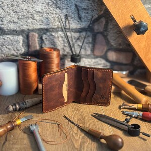 Cartera de cuero hecha a mano GANDAR® AVENTUS / Cartera de cuero auténtico personalizada para hombre / Tabaco / Regalo del Día del Padre para hombre / Cartera cosida a mano